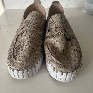 Women's Snakeskin Pattern Slip-On Loafers